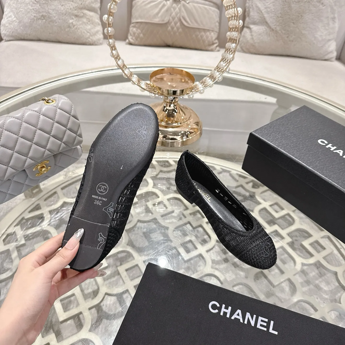 💕💕Factory direct selling price p540💕💕 Chanel 25SS finally releases woven ballet shoes‼ ️ Shoes worthy of their own article, I have to say that they are finally waiting for you! So elegant and chill. Wear it in the summer to enjoy the breeze and walk on the street. Round square toe design. Cute and cute~ The appearance is super online. When you wear it, you will feel like a wealthy daughter. I thought it was good-looking. Only when I put it on my feet do I know how easy it is to wear~ Upper: Exclusive custom-made mesh (comfortable and breathable) Foot pad: Sheepskin Outsole: Genuine leather sole imported from Italy Size: 35-39 (customized at 40.41.42)
